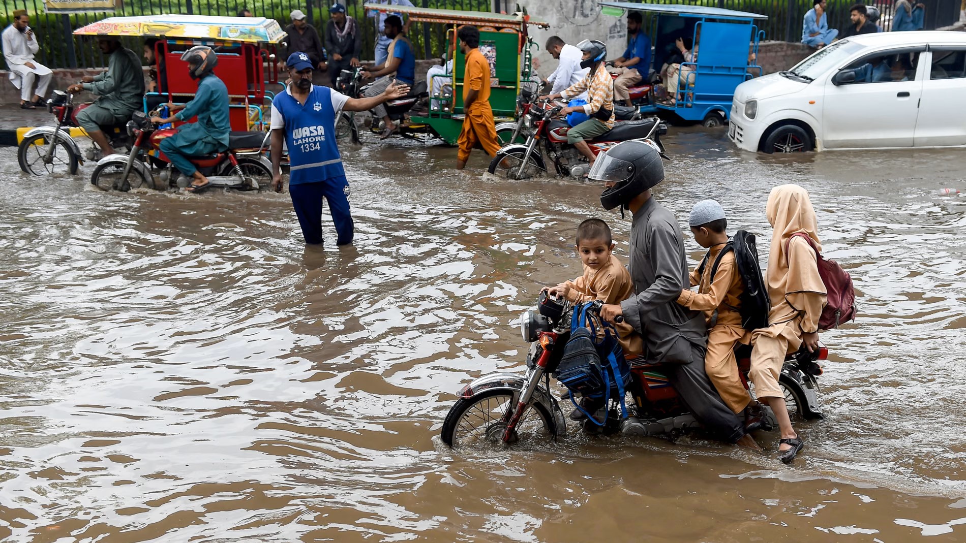 পাকিস্তানে বন্যা ও ভারী বৃষ্টিতে মৃতের সংখ্যা ২০০ ছাড়াল
